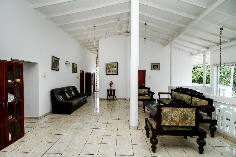 Oyo 347 Hotel Empryean Katunayaka Bagian luar foto