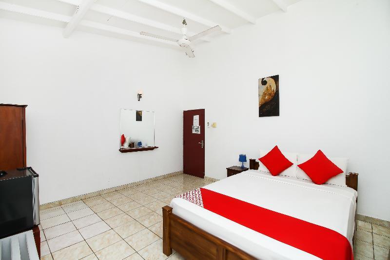 Oyo 347 Hotel Empryean Katunayaka Bagian luar foto