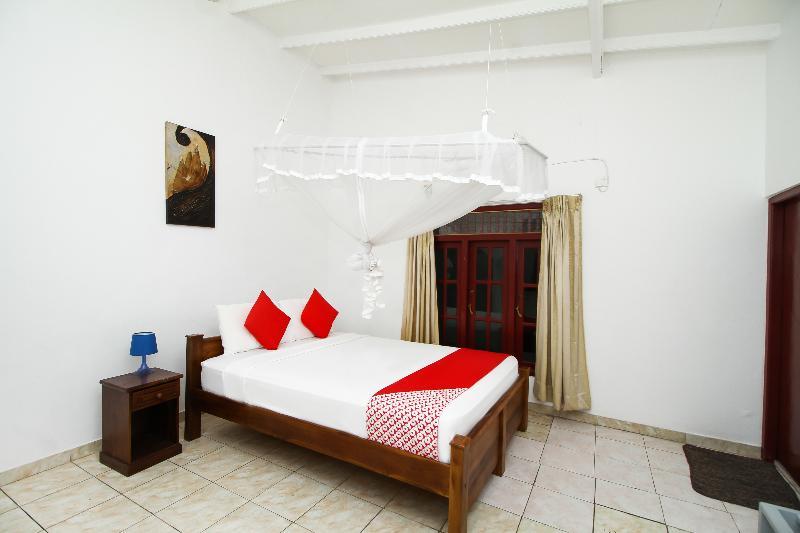 Oyo 347 Hotel Empryean Katunayaka Bagian luar foto