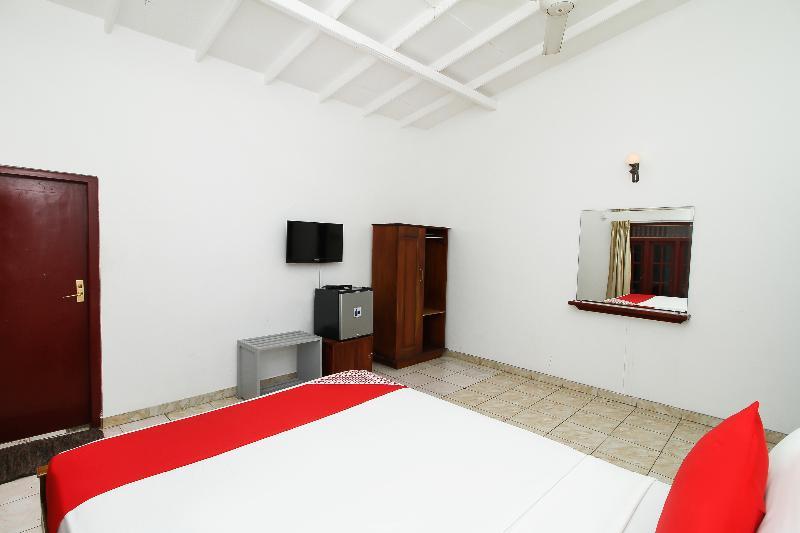 Oyo 347 Hotel Empryean Katunayaka Bagian luar foto