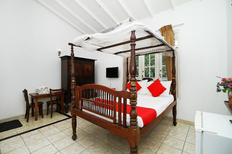 Oyo 347 Hotel Empryean Katunayaka Bagian luar foto