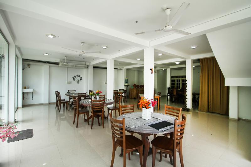 Oyo 347 Hotel Empryean Katunayaka Bagian luar foto