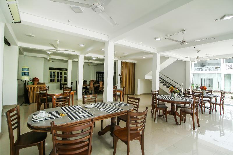 Oyo 347 Hotel Empryean Katunayaka Bagian luar foto